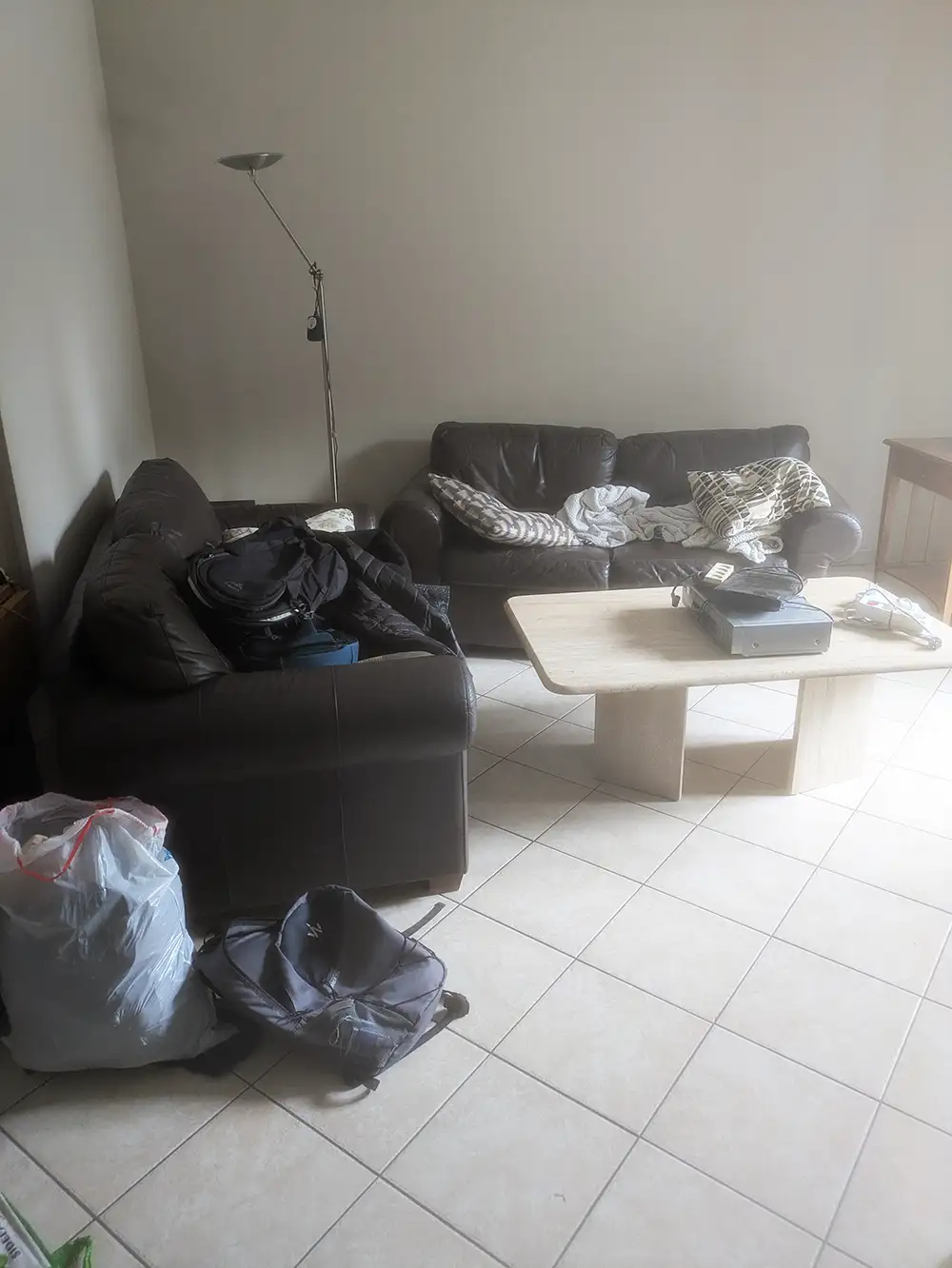 Avant : Logement encombré avant l'intervention de l'entreprise de débarras et nettoyage extrême